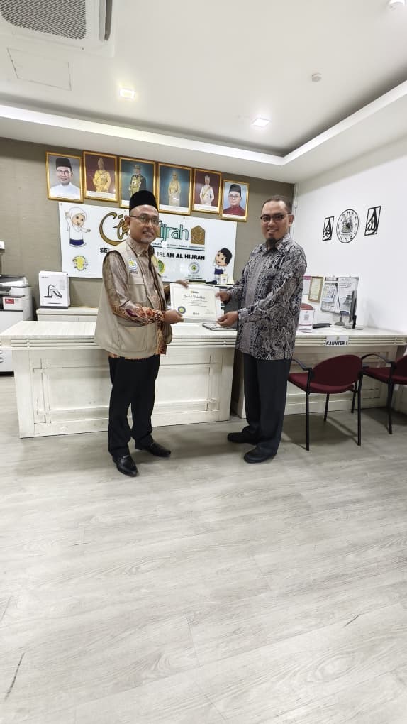 Majlis penyerahan tauliah Penolong Amil kepada wakil Sekolah Rendah Islam Al-Hijrah